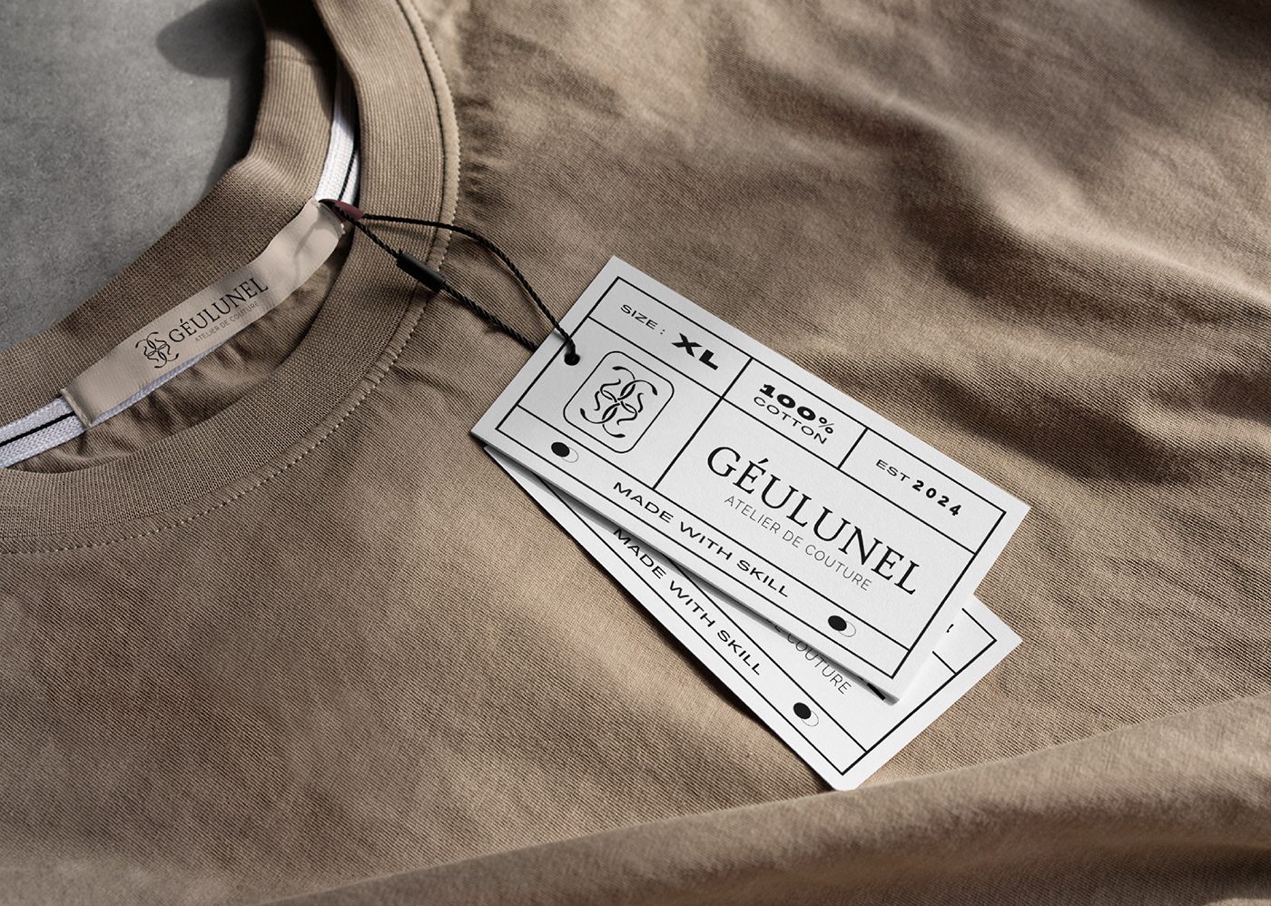 Géulunel garment swing tags on a beige t-shirt