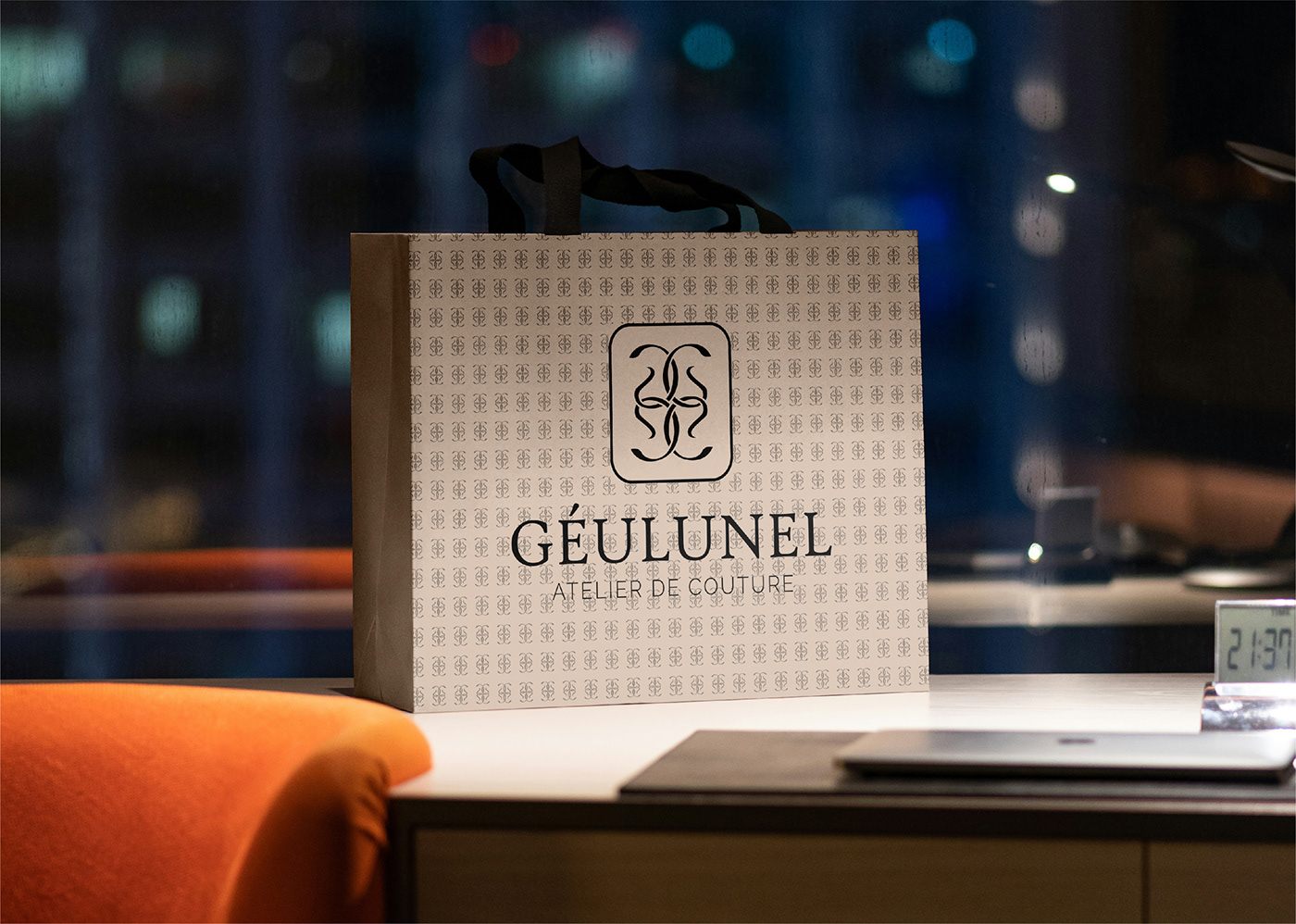 Géulunel branded shopping bag in a boutique setting